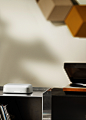 Beoconnect Core 扬声器集线器连接 Beogram 转盘与模块化扬声器系统 Beosound Shape
