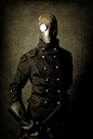金属防毒面具，双排扣黑色大衣，蒸汽朋克