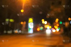 夜景模糊了车灯
