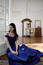 组图：刘诗诗穿蓝色长裙气质优雅 肩颈线优越天鹅颈好迷人 : 7月17日，工作室分享刘诗诗最新写真大片，她身穿蓝色长裙，优雅迷人，一颦一笑尽显端庄气质。
