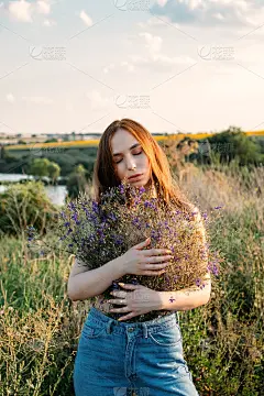 自然的治愈力量，生态疗法的好处，自然对健康的影响。快乐的年轻女孩捧着野花，放松和享受生活