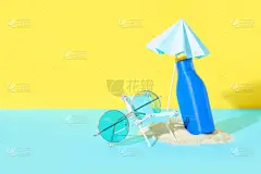 在靠近黄墙的蓝色桌子上，有迷你桌椅、太阳镜和防晒霜瓶的创意构图