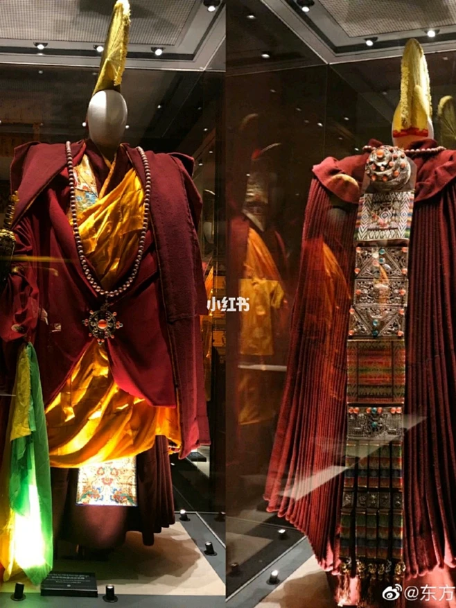 藏传佛教—高僧、执杖（铁棒）喇嘛背饰 : 披风，藏语称“达喀木”，是僧侣们在佛法盛会时披用的大氅，其特点是宽大、厚重，形状呈扇形，背部多褶皱 ...