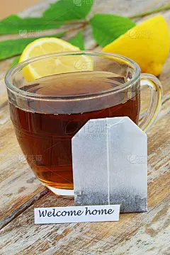 靠在茶杯上的茶包欢迎回家