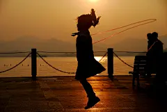 夕阳下的跳绳