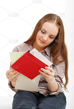 读卡片的少女。