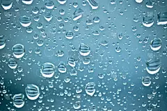 水滴在窗口背景