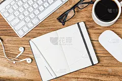 木桌上放着空白的名片和一杯咖啡。企业文具品牌模拟。