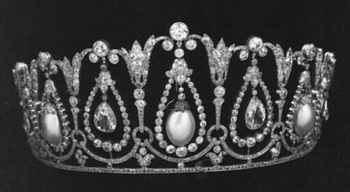 玛丽·路易丝的珍珠钻石王冠