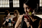 概念,主题,饮食,通讯,视角_76538773_Glamorous woman having a drink in restaurant_创意图片_Getty Images China