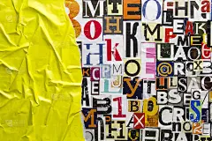 从报纸杂志的字母和数字剪报上剪下的黄色碎纸和彩色抽象拼贴画。把杂志纸。