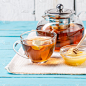 一杯柠檬茶，玻璃茶壶和蜂蜜。
