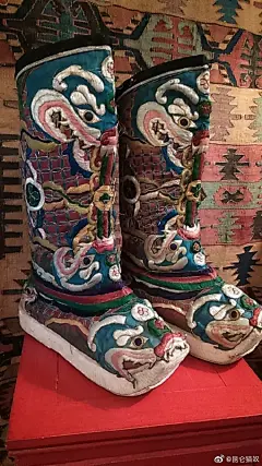 20世纪初蒙古地区“跳布扎”仪式中使用的仪式服装，通过镶嵌金属片与织物填充来模仿佛教艺术中护法神的铠甲与战靴。所谓“跳布扎”，其实就是藏传佛教寺院在举行“祈愿大法会”时所跳的“金刚驱魔神舞”，藏语也称“羌姆”，在青海叫“跳欠”，是佛教与当地萨满崇拜的一种融合。 ​​​​