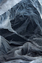 《Plastic Bag Landscapes》（塑料袋风景）| Vilde Rolfsen，挪威女艺术家、摄影师，出生于1980年，现居奥斯陆。这组作品使用光源及彩色背景，让从街上捡的普通塑料袋营造出充满魔幻氛围的风景