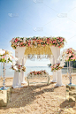 婚礼在海滩上举行。海滩上美丽的热带户外婚礼派对