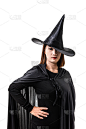 黑色女人的肖像可怕的女巫万圣节服装与帽子孤立的白色背景