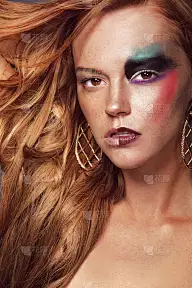 长卷发的漂亮女人。