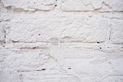 摘要风化纹理染色的旧灰泥浅灰色和油漆白色的乡村房间墙面背景砖，陈旧锈迹斑斑的砌块石雕工艺色彩水平建筑