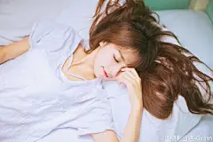 #微相册投稿# 
「微笑的你」
喜欢这样的你，
简简单单的干净感觉，
就像早上呼吸到的第一口新鲜空气。
by:@摄影师茶小姐 
mt：@琪琪__kiki__
