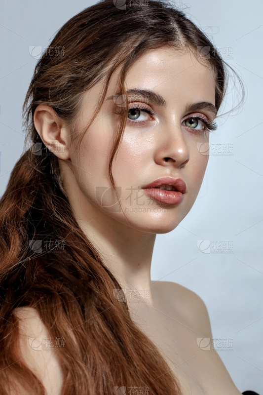 甜美女生背影摄影图_美女壁纸桌面免费