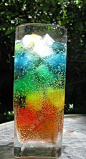 彩虹饮料，先用果汁做成五颜六色的冰，然后再倒入雪碧或喜欢的饮料