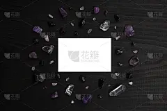 白色空白名片上的木制背景。彩色晶体和石头周围的空白文字。
