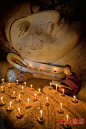 缅甸蒲甘的小和尚，在佛前念经的小和尚，旁边全是烛光。