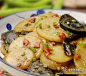 全球美食小吃街【剁椒皮蛋烧土豆】1.皮蛋煮熟放凉后切厚片,土豆去皮切片,姜蒜切片;2.热锅下油,油热后放姜蒜爆香,入土豆片翻炒;3.加剁椒和盐炒至略有粘锅时,加水,盖上盖焖至土豆熟;4.倒入切好的皮蛋片,加老抽.蚝油.白糖和少许醋调味翻匀,放少许胡椒粉提味后撒葱花起锅。