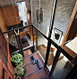 [The Inverted Warehouse Townhouse] 我当然喜欢明亮轻快的白色调居室，然而这套公寓稳重而成熟的设计感也是我深爱的一款。又一个仓库阁楼的改造项目，位于纽约曼哈顿。与之前的“白和木”风格不同的是，这里具有一种酷酷的时尚感、通透和拉长的空间。设计师屋顶开凿以引入足够的自然光，并且通过大落地玻璃窗等元素在“室内”的范围内营造了“室外”庭院的感觉。并且在庭院的地板上留了适当的窗口给楼下的仓库采光。灰色的砖砌墙面有一种特殊的质感，微微粗犷但非常温和。与生锈......