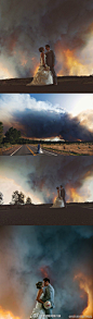 【囧哥说事：如此“火热”的婚纱照】美国俄勒冈州，一对新人结婚时发现婚礼地点附近的森林起了大火，无奈之下只好更改地点。但是在宾客疏散的时候，他们还是抓紧时间在这个已经期盼很久的地方拍了几张照片，结果拍出了相当壮丽的婚礼照片。http://t.cn/RvS6LHz视频：|视频：美夫妻婚礼遇山火以其为背景拍绝美婚纱照