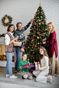 花瓣素材_在客厅装饰圣诞树的同时，快乐的多民族家庭看着相机_190558499