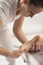 按摩师做足部按摩-治疗按摩。女人享受放松按摩在健康水疗治疗图片素材