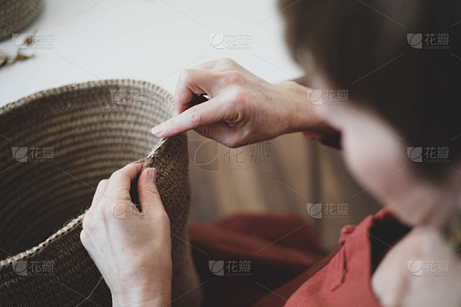 这位妇女正在用环保材料钩针编织。家庭装饰...