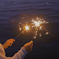 ⁰¹/₀₂新年烟花调色·醒图的这个滤镜太绝了！ 新年记得要拍烟花棒！要红红火火！ ©️你的鱼三岁 - 堆糖