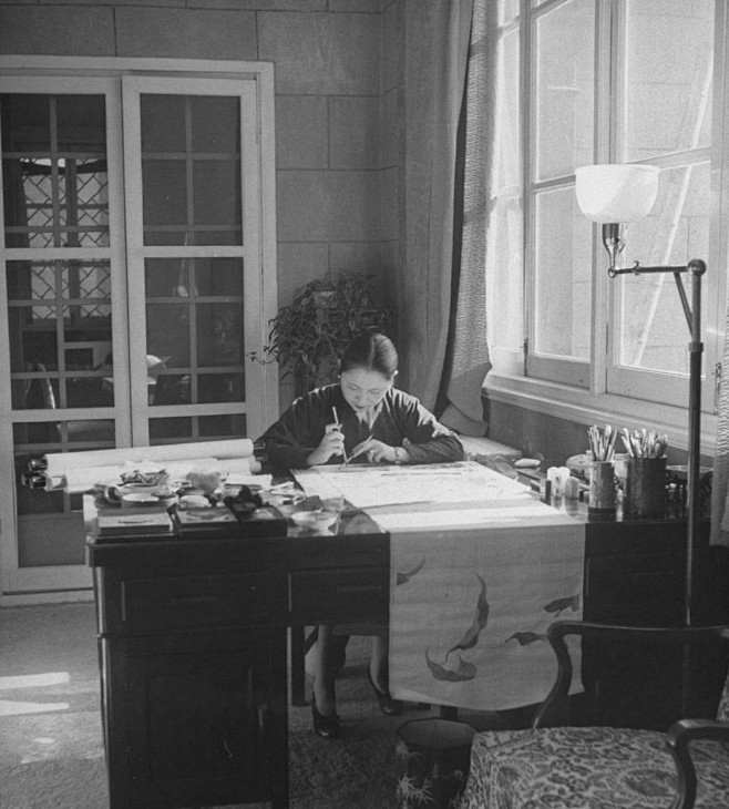 1947年，上海。市长吴国桢的夫人在书房...