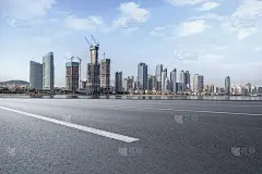 空公路沥青路与青岛城市建筑景观天际线