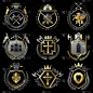 矢量复古纹章纹章设计在奖项风格。中世纪的塔楼、军械库、皇家皇冠、星星等平面设计元素集合。