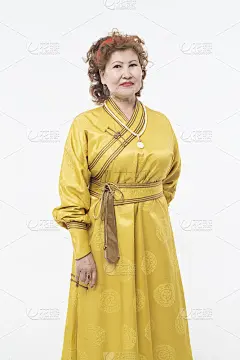 穿着黄色衣服的蒙古妇女