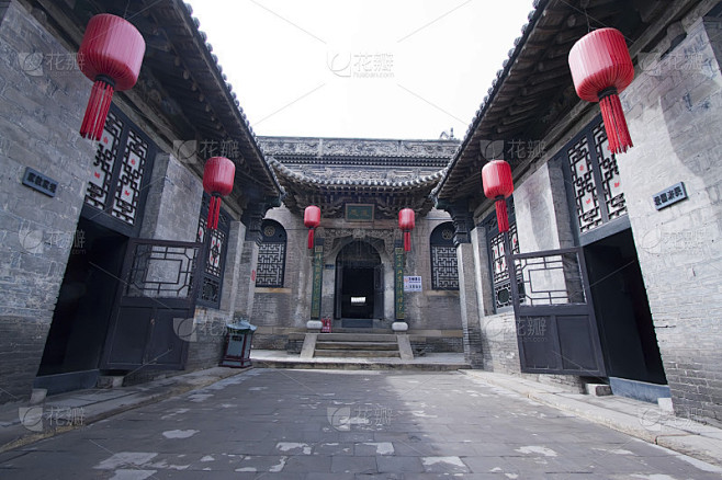中国传统建筑风格的四合院，以门庭为主