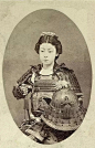女武芸者（Onna-bugeisha）指的是属于日本封建贵族的一种女武者。武士家族训练他们的女儿，与武士并肩作战，保卫家族和荣誉、协助主人扩大领土。
早在著名的武士阶级出现前，日本战士就训练有素，挥舞着剑和矛，女人精通薙刀、怀剑和短刀术。战国时代战争中参与战斗的女性很多，通常与男武士在一起，也 ​​​​...展开全文c