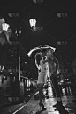 雨中的爱情伞下接吻情侣的剪影