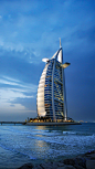 最奢华的五座现代建筑之迪拜的帆船酒店。迪拜是遍地“液体黄金”石油出口的国家。帆船酒店也是壕出天际。是世界唯一一家八星级的酒店。酒店内部装修设计和配套设施都是世界顶级品牌。全部202间套房资费中，最低的房价也要888美刀一晚，上面25层的皇家套房更是达到17888美刀一晚呀。想像一下在这里潇洒一晚，还真是“纸醉金迷”呀！