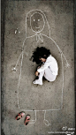【在妈妈怀里睡着了】这是一个孤儿院的孩子，她在地板上画了一个妈妈，想象着，在妈妈温暖的怀里睡着了。照片是一位伊朗女艺术家BahareHBisheH在伊拉克的孤儿院拍的。让人心酸的画面……