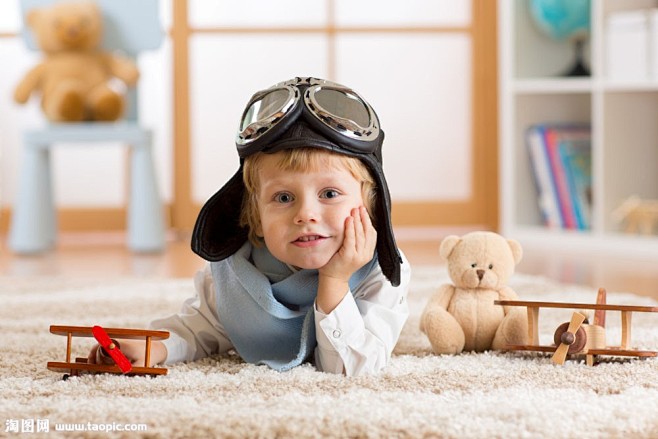 小熊和飞机模型小男孩