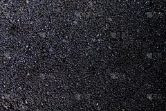 黑色背景和渐变。混凝土墙用彩色小石子飞溅