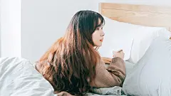 日系小清新萌妹子长发美女室内写真可爱电脑桌面壁纸http://www.kutoo8.com/