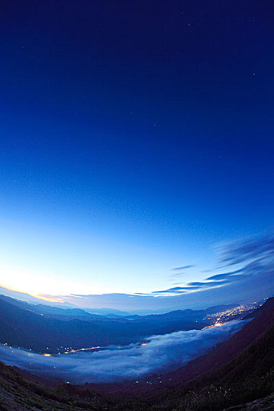 风景户外蓝天山云云海白天黎明湖秋天自然风...