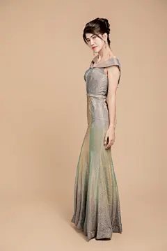 站立全身照银色晚礼服名媛女性人物摄影图