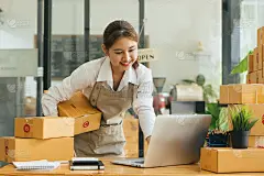 创业小企业主中小企业女企业家检查网上订单准备包装箱，卖给客户，网上中小企业创业思路。