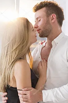 更近的镜头的要亲吻这位金发美女的人